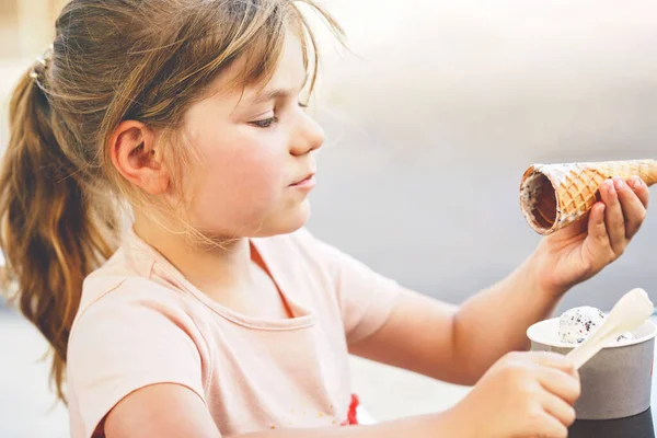 晴れた夏の日にワッフルコーンでアイスクリームを食べる小さな愛らしい就学前の女の子 幸せな幼児はアイスクリームデザートを食べる 暑い夏の日の甘い食べ物 — ストック写真