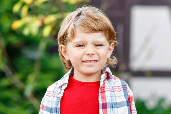 Retrato Menino Pequeno Bonito Feliz Com Fundo Folhas Outono Roupas — Fotografia de Stock