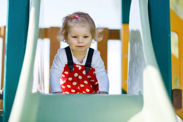 Söt Liten Flicka Leker Rutschkana Utomhus Lekplats Vacker Baby Röda — Stockfoto