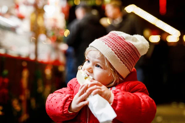 Malá Holčička Roztomilé Dítě Jíst Banány Pokryté Čokoládou Marshmellows Barevné — Stock fotografie