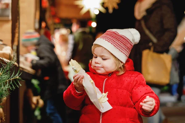 Petite Fille Mignon Enfant Mangeant Des Bananes Recouvertes Chocolat Des — Photo