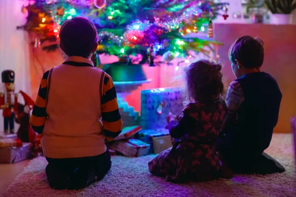 Två Små Pojkar Och Bedårande Småbarn Sitter Vid Julgranen Med — Stockfoto