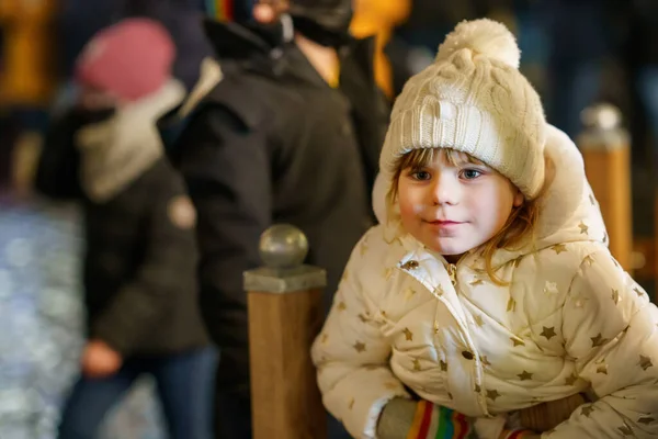 Menina Pré Escolar Bonito Noite Inverno Mercado Natal Criança Sorridente — Fotografia de Stock