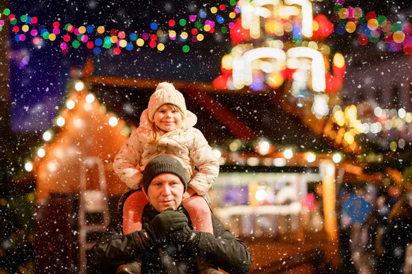 Kleines Vorschulmädchen Auf Der Schulter Des Vaters Auf Dem Weihnachtsmarkt — Stockfoto