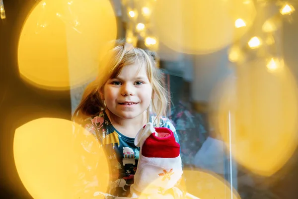 Malá Školačka Drží Šálek Santa Claus Bota Dárkem Názvem Nikolausstiefel — Stock fotografie