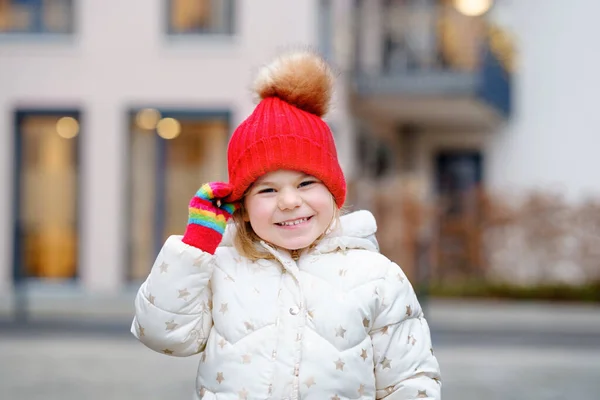 Roligt Porträtt Liten Förskoleflicka Vinterkläder Glad Positiv Barn Med Röd — Stockfoto