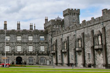 Kilkenny Kalesi, İrlanda. Caislean Chill Zinciri. Kilkenny, İrlanda 'da Nore Nehri' nin taşma noktasını kontrol etmek için 1195 yılında inşa edilmiş bir kale..