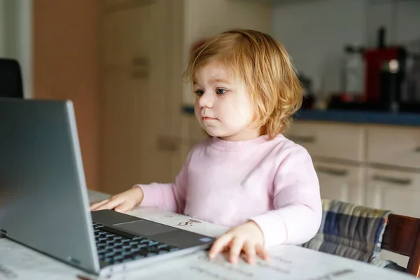 Милая Маленькая Девочка Улыбается Смотрит Ноутбук Маленький Ребенок Малыша Помощью — стоковое фото