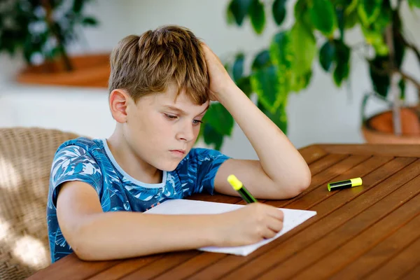 コロナ大流行病からの隔離期間中に宿題をする勤勉な幸せな学校の少年 ペンで健康的な子供の書き込み 自宅に滞在 家庭教育の概念 — ストック写真