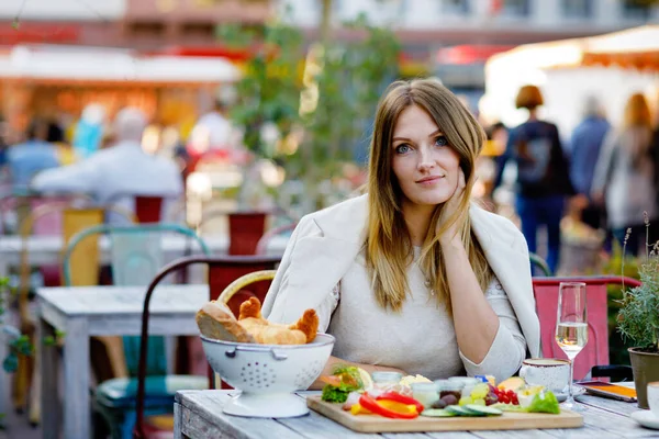 Joven Hermosa Mujer Bebiendo Café Desayunando Mientras Espera Amigo Feliz —  Fotos de Stock