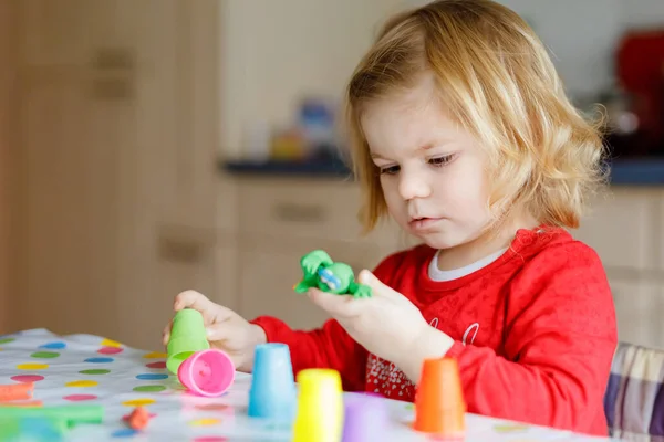 Aranyos Kis Aranyos Kislány Színes Agyaggal Egészséges Baba Játszik Játékokat — Stock Fotó