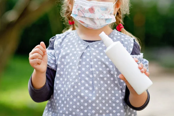 Menina Pequena Máscara Médica Como Proteção Contra Doença Quarentena Coronavírus — Fotografia de Stock