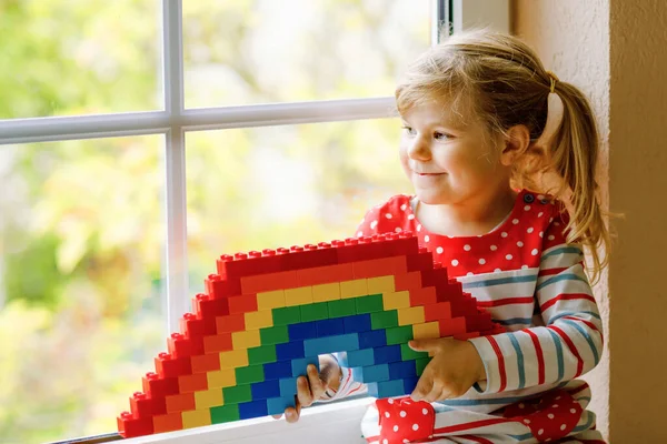 Linda Niña Pequeña Por Ventana Crear Arco Iris Con Bloques — Foto de Stock