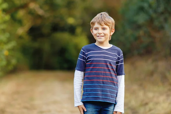 Porträt Eines Kleinen Coolen Jungen Wald Glückliches Gesundes Kind Das — Stockfoto