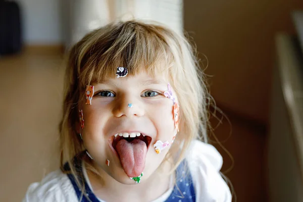 색상의 스티커를 가지고 전염병인 코로나 바이러스 아동의 활동에 아이가 얼굴에 — 스톡 사진