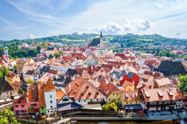 Çek Cumhuriyeti 'nin Cesky Krumlov kentindeki kilise ve kaleye güzel bir manzara. UNESCO Dünya Mirası Sitesi Panoraması