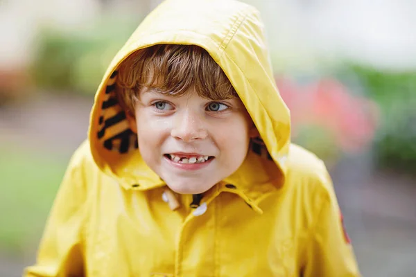 Bellissimo Bambino Sulla Strada Scuola Piedi Durante Sleet Pioggia Forte — Foto Stock