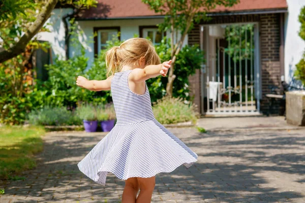 Söt Liten Flicka Klänning Dansar Trädgården Glada Barn Sommardag Utomhus — Stockfoto