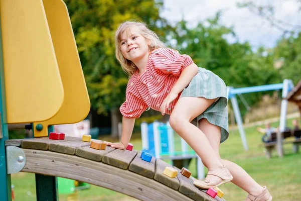 Liten Flicka Klättrar Lekplatsen Sommardagen Glad Modig Förskola Barn Njuter — Stockfoto