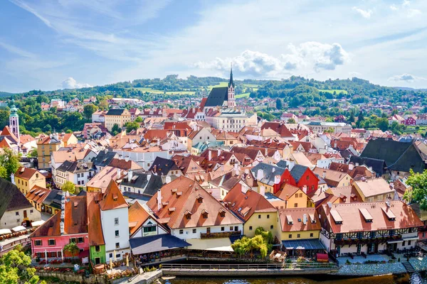 チェコスキー クルムロフ チェコ共和国の教会や城への美しい眺め ユネスコ世界遺産都市のパノラマ — ストック写真