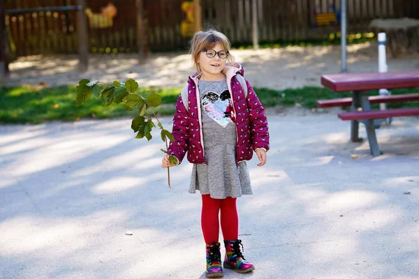 Güzel Bir Sonbahar Gününde Dışarıda Gözlüklü Sevimli Küçük Bir Kız — Stok fotoğraf