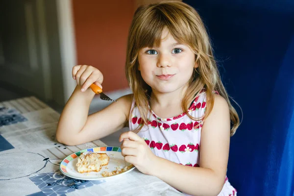 小さな就学前の女の子食べるアップルパイケーキに家 — ストック写真