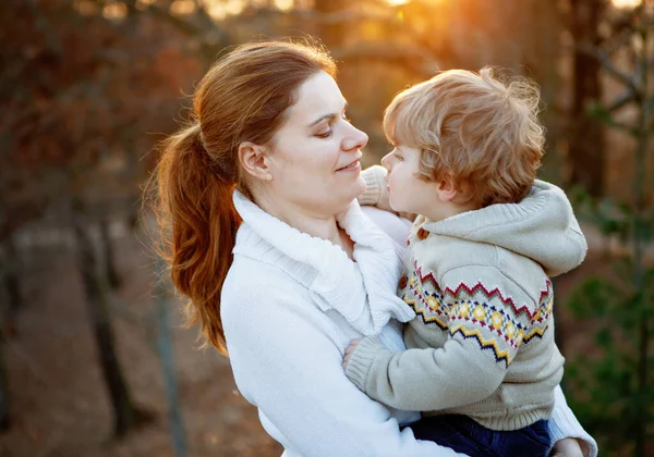 Madre Hijo Pequeño Parque Bosque Aire Libre Abrazar Divertirse Juntos — Foto de Stock