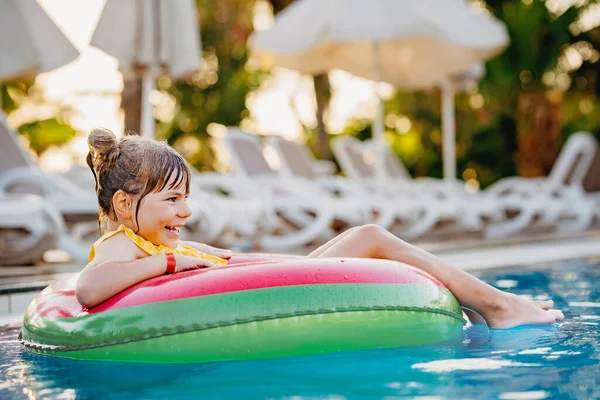 Gelukkig Meisje Spelen Met Kleurrijke Opblaasbare Ring Het Buitenzwembad Zonnige — Stockfoto