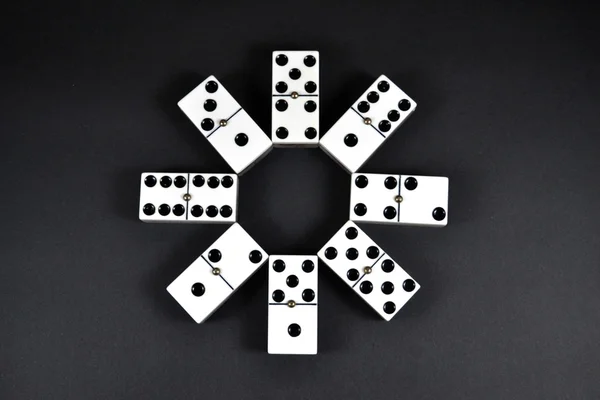 Domino pezzi su sfondo nero — Foto Stock