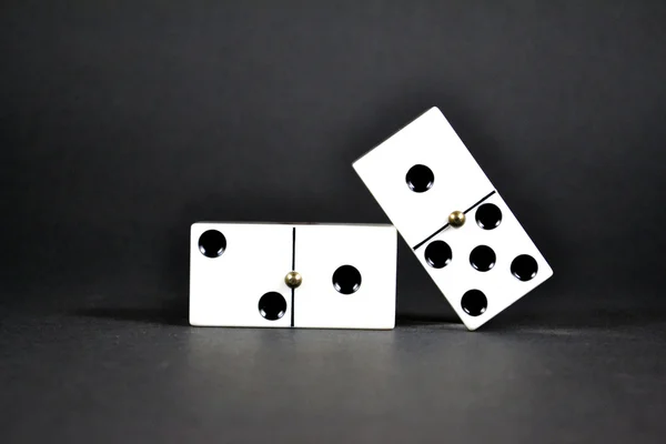 Domino kawałki na czarnym tle — Zdjęcie stockowe