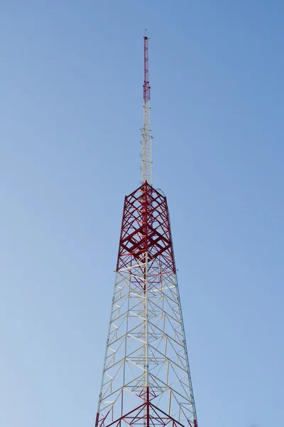 TV RADIO TOWER CONTRA UM CÉU AZUL — Fotografia de Stock