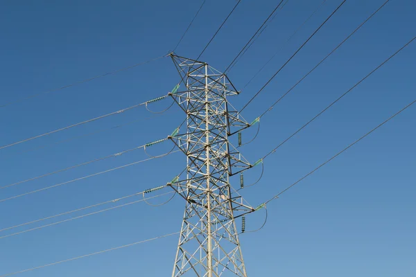 Mavi gökyüzü ile elektrik enerjisi Kulesi