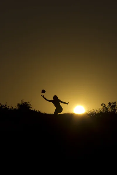 Витончена дівчина на заході сонця — стокове фото
