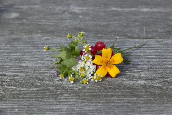 Bouquet of flowers and berries — Stock Photo, Image