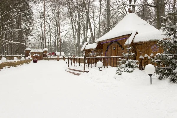 Заснеженный дом в красивом зимнем лесу — стоковое фото