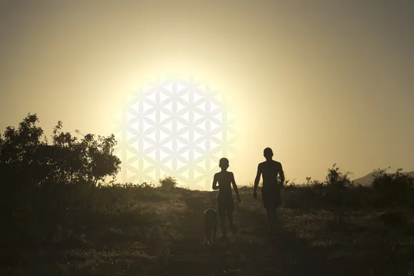 Man, barn, hund och sol i form av blomman av liv — Stockfoto