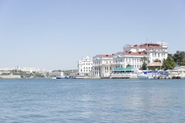 Sahilde güzel beyaz saygın otel