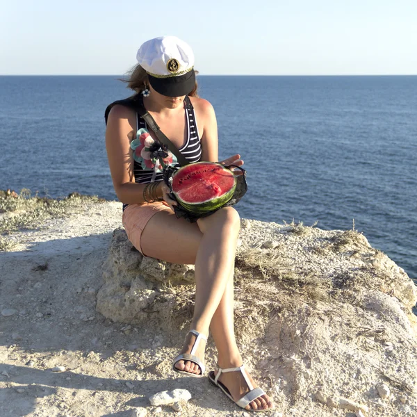Девушка на пляже с арбузом в руках — стоковое фото
