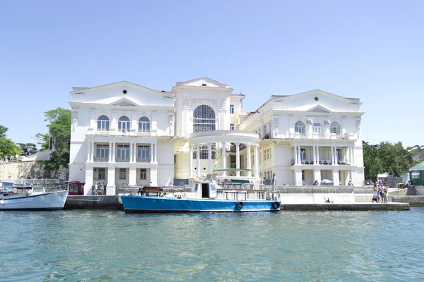 Beautiful white respectable hotel on the beach — Stock Photo, Image