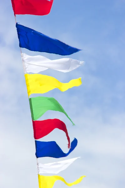 Banderas en el fondo del cielo — Foto de Stock