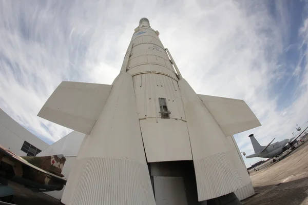 Ariane iv-raket in de lucht- en ruimtevaart museum Parijs. — Stockfoto