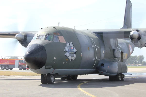 Aviones de transporte militar francés TRANSALL C160 llegada al aeropuerto de Le Bourget — Foto de Stock