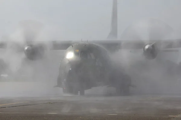Frans militair vervoer vliegtuigen transall c160 aankomst bij luchthaven le bourget — Stockfoto