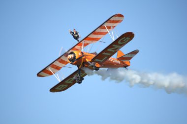 çift kanatlı stearman pt-17 kadın wingwalker
