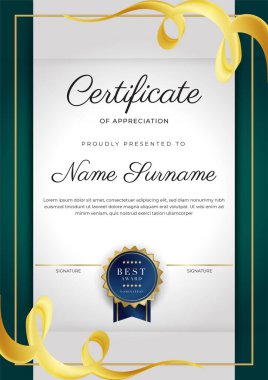 Yeşil, siyah ve altın sertifikalı, lüks rozetli ve modern çizgili sınır şablonu. Ödül, iş ve eğitim ihtiyaçları için. Vektör sertifika şablonu