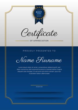 Takdir belgesi, altın ve mavi renk. Altın rozetli temiz modern sertifika. Lüks ve modern sınır şablonu sertifikası. Diploma vektör şablonu