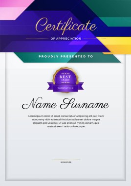 Yazdırma şablonu için çokgen geometrik şekilli modern sertifika şablonu pembe turuncu, mavi ve beyaz temiz modern vektör
