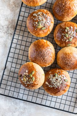 Tarçın ve anason kaplı balkabaklı çörekler, açık beton arka plan. Üst görünüm.