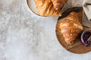 Reçelli taze kruvasan ve beton kaplama. Lezzetli kahvaltı için ev yapımı fırın. Üst Manzara. Boşluğu kopyala.