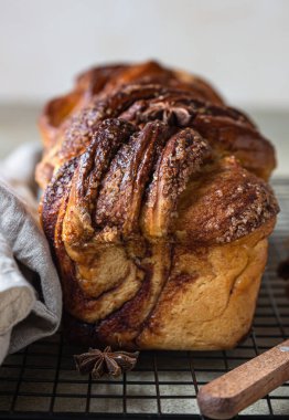 Babka ya da tarçınlı ve esmer şekerli brioche ekmeği. Kahvaltı için ev yapımı hamur işi..
